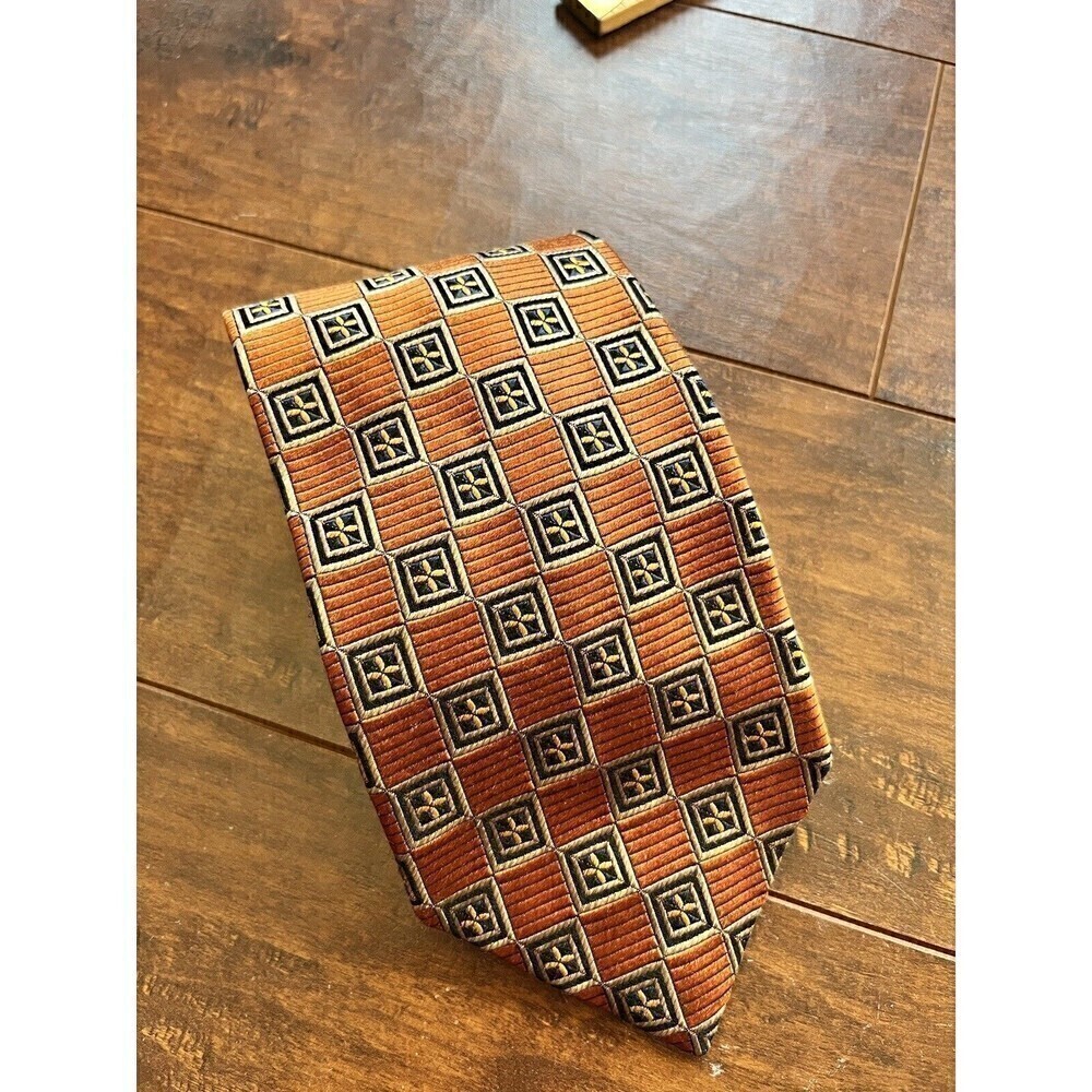 Hubert White All Silk Made In America PAttern Dress Tie